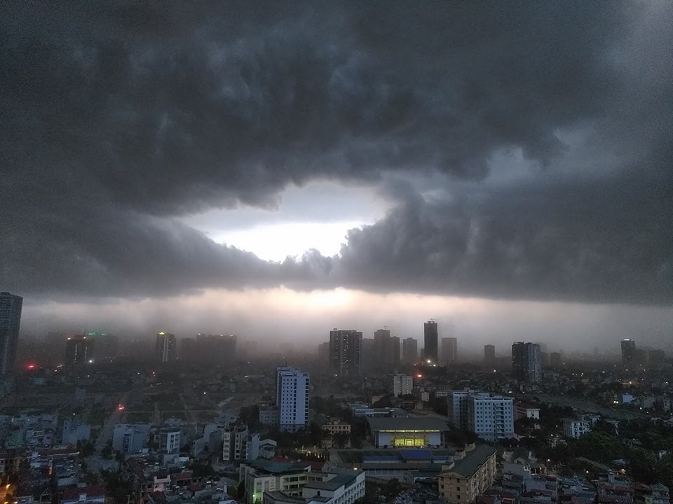 Clip: Hà Nội đón cơn mưa dông lớn kèm gió to khiến cây cối gãy đổ, đường bụi mù khiến người dân di chuyển vô cùng khó khăn